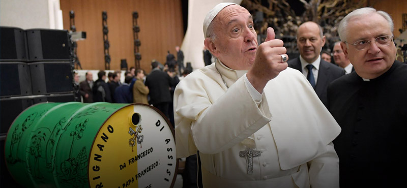 Mi történik a pápa születésnapi ajándékaival?