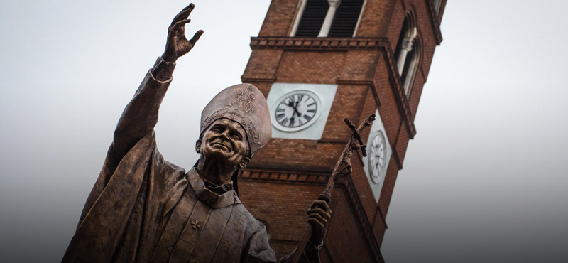 Szombathely - Felavatták Szent II. János Pál pápa szobrát a Szalézi téren 