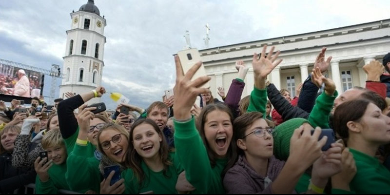 Ferenc pápa a fiatalokhoz Vilniusban: Az élet nem videójáték és nem labirintus!