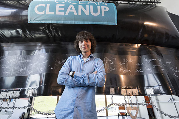 Egy huszonéves fiatalember találmánya tisztítja meg az óceánokat a műanyagtól