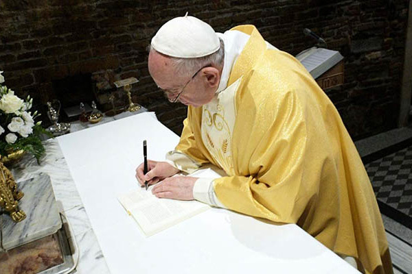 Olaszország – A pápa aláírta a szinódus utáni buzdítását