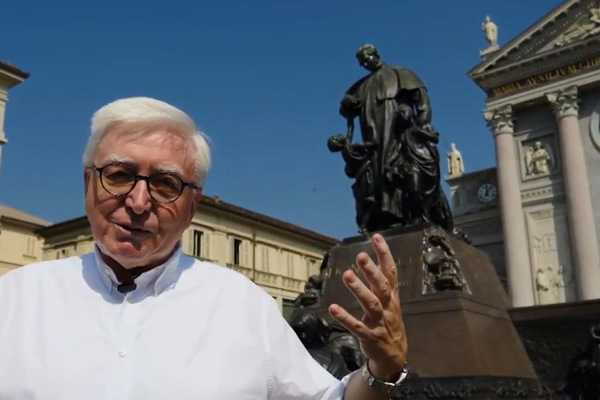 Olaszország - Bruno Ferrero bemutatja a torinói bazilika előtti szobrot