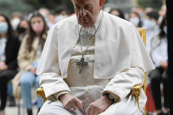 Imádságra hív a pápa a világjárvány megszűnéséért