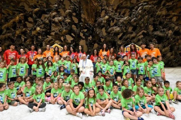 Vatikán - Ferenc pápa találkozott a nyári táborban résztvevő gyerekekkel