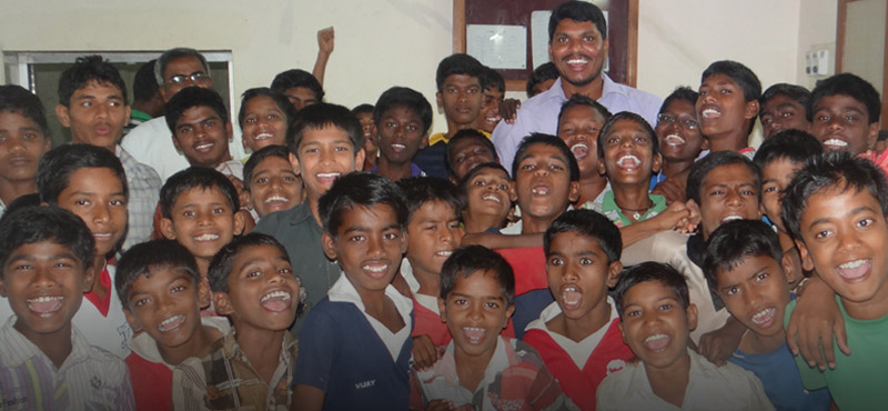 India – Önkéntesként HIV-fertőzött fiúk között 