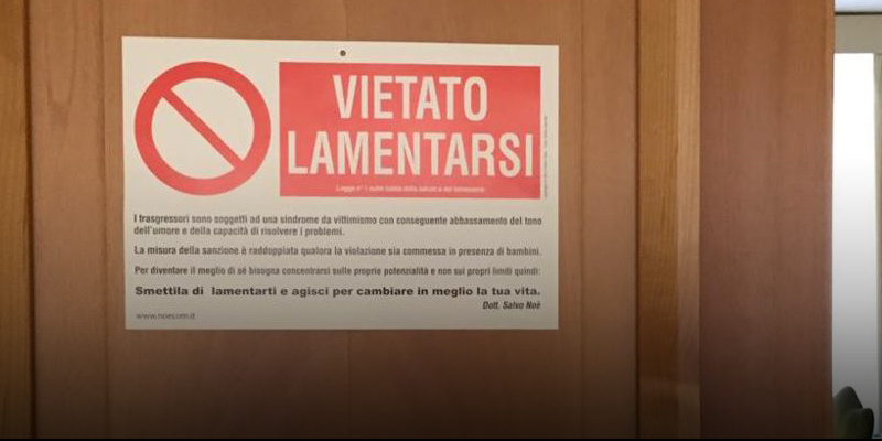 Panaszkodni tilos! – üzeni a Ferenc pápa ajtaján levő felirat