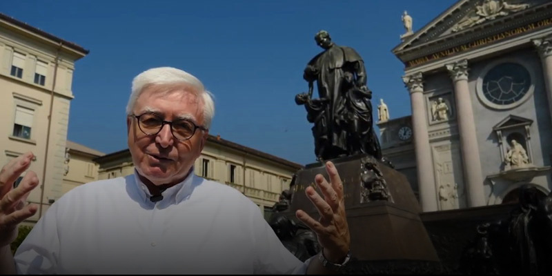 Olaszország - Bruno Ferrero bemutatja a torinói bazilika előtti szobrot