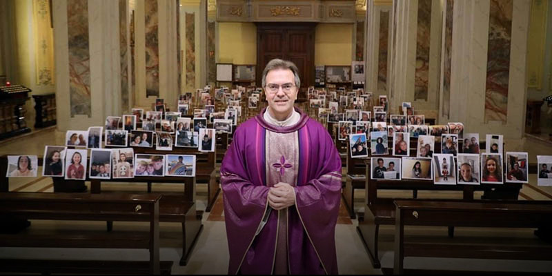 Egy olasz pap a hívei arcképeivel misézett, hogy ne legyen „üres” a templom