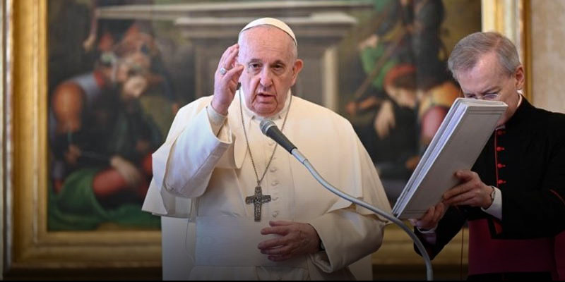A pápa szerdai katekézise: A szentek folyamatosan segítő kezet nyújtanak nekünk