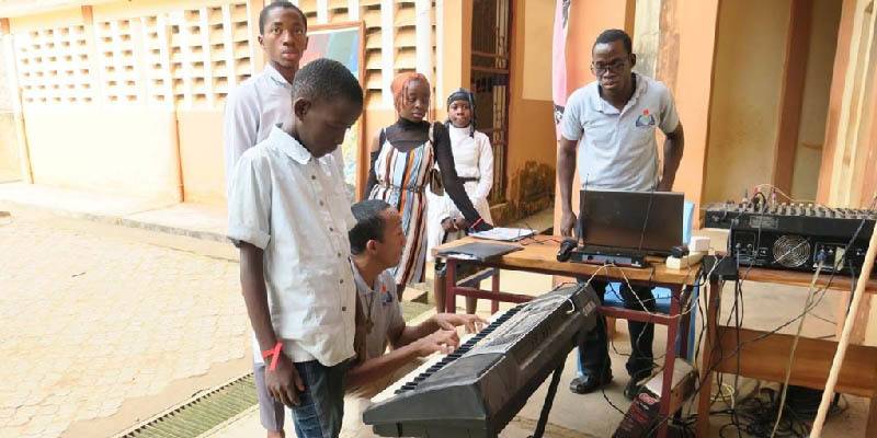 Kamerun – Reménygyújtás a zenén keresztül