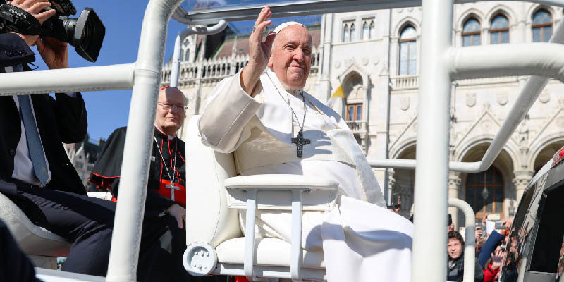 Ferenc pápa a Kossuth téren: Legyetek nyitott kapuk!