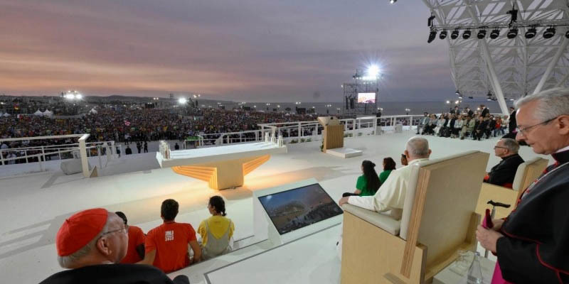 Ferenc pápa a fiatalok imavirrasztásán Lisszabonban