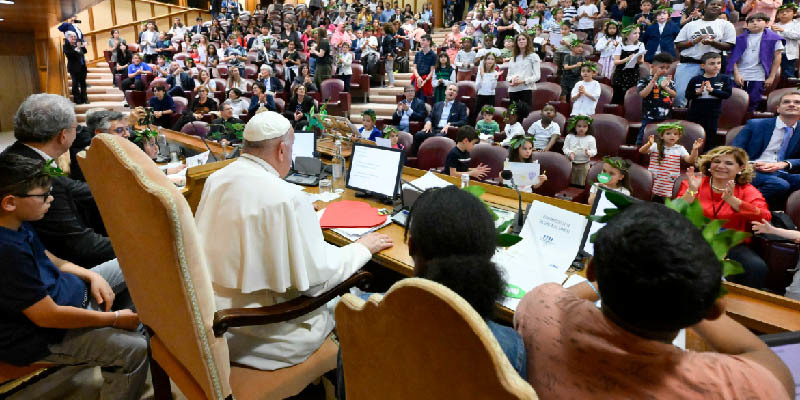 Ferenc pápa találkozója a gyerekekkel
