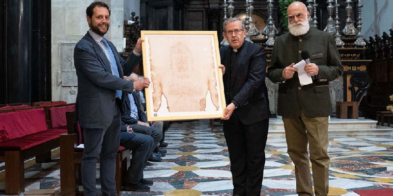 Olaszország – A káptalan tagjai imában és elmélkedésben a torinói katedrálisban