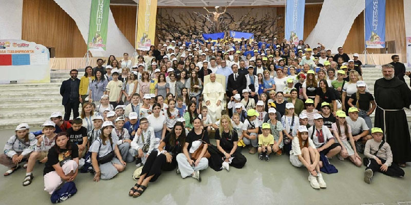 Vatikán - XIV. Leó pápa találkozott a vatikáni nyári tábor résztvevőivel