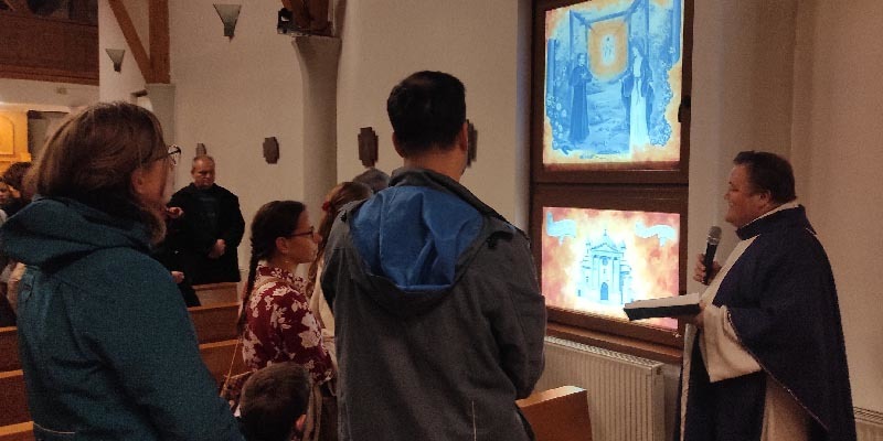 Óbuda – Don Bosco álmai és templomai az óbudai kápolna ablakain