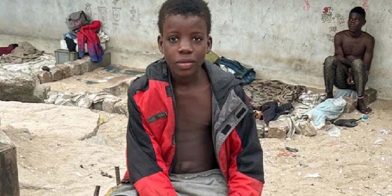 Utcagyerekek: láthatatlan fiúk és lányok, akik esélyt és új életet keresnek