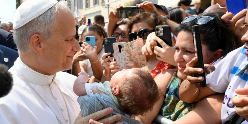 Olaszország – A pápa örömet hoz Castel Gandolfóba; mágnesként vonz