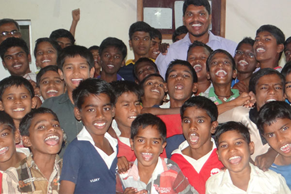 India – Önkéntesként HIV-fertőzött fiúk között 