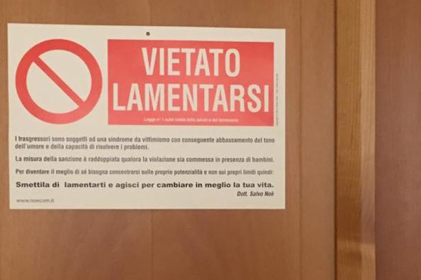 Panaszkodni tilos! – üzeni a Ferenc pápa ajtaján levő felirat