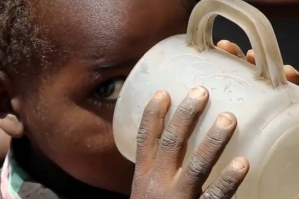 Kenya - Adj inni a szomjazónak és enni az éhezőnek