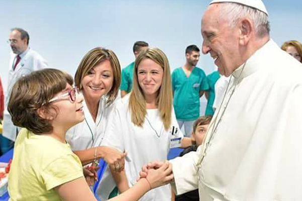 Róma - Váratlan látogatást tett egy rehabilitációs intézetben a pápa