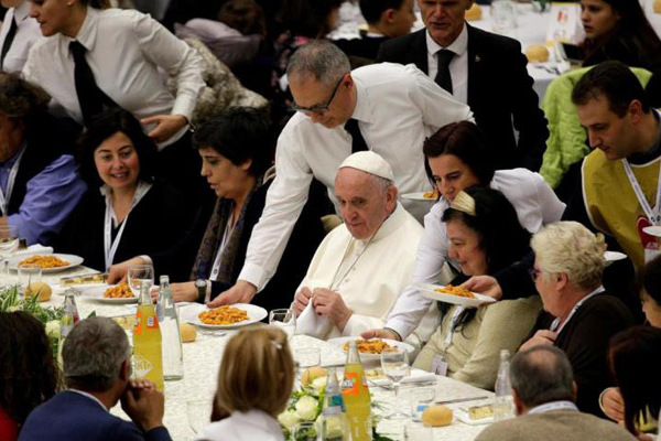 Vatikán - Egy asztalnál a szegényekkel