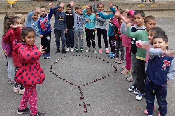 Egymillió gyermek imádkozza a rózsafüzért a világ békéjéért