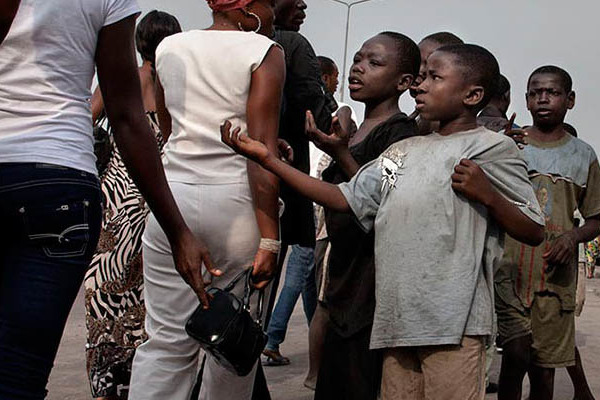 Kongó - A koldusoknak adott alamizsnával valóban segítünk?
