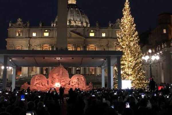 Vatikán - Felavatták a Szent Péter téren felállított karácsonyfát és betlehemet