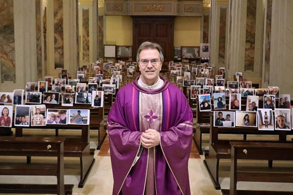 Egy olasz pap a hívei arcképeivel misézett, hogy ne legyen „üres” a templom