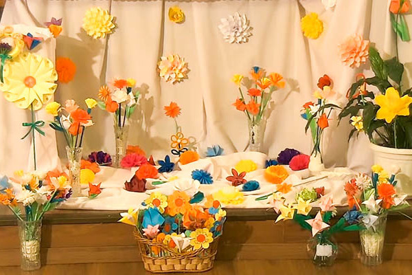 Kazincbarcika - Kézzel készített virágok a húsvéti oltáron