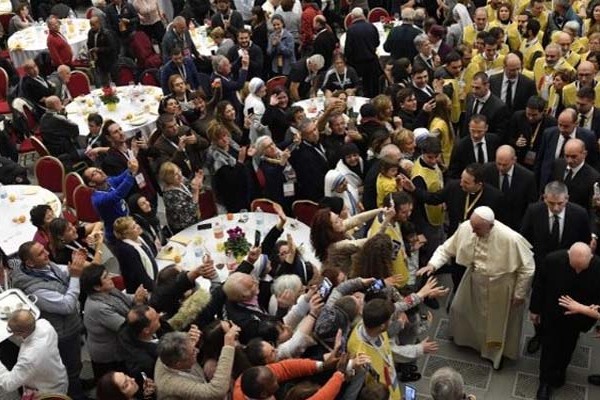 A szegény felé is nyújtsd ki a kezed! - a pápa üzenete a szegények világnapjára