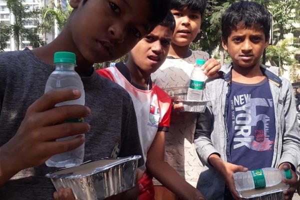 India - Közösségi hűtőszekrény, hogy senki se legyen a szalézi ház körül éhes