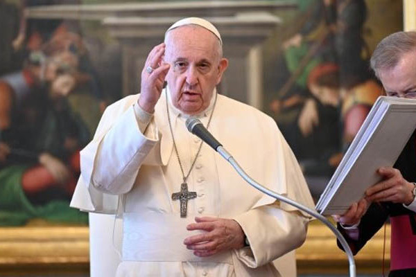 A pápa szerdai katekézise: A szentek folyamatosan segítő kezet nyújtanak nekünk