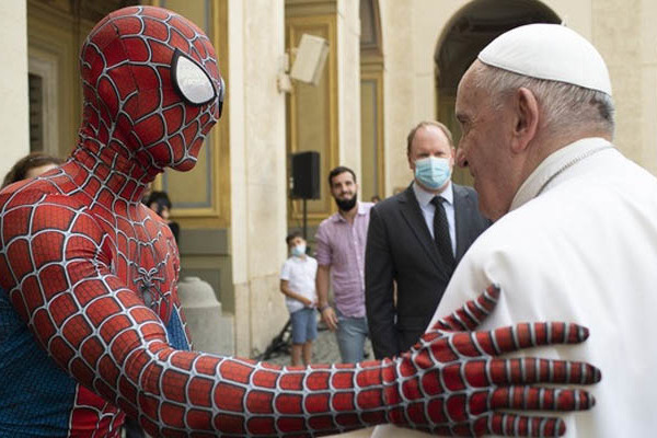 Vatikán - Ferenc pápa és a Pókember találkozása