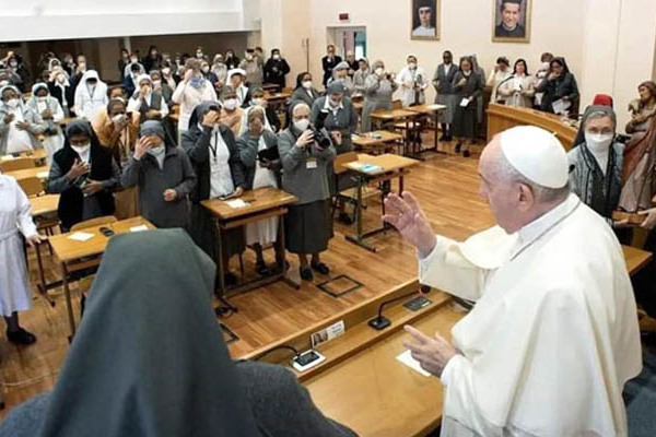 Olaszország – Ferenc pápa meglátogatta a Don Bosco Nővérek káptalanját