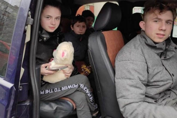 Ukrajna – Oleh atya kisbuszával menekülve a biztonság felé