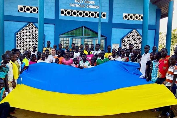 Uganda – A palabeki menekülttáborban az ukrajnai menekültekért imádkoztak