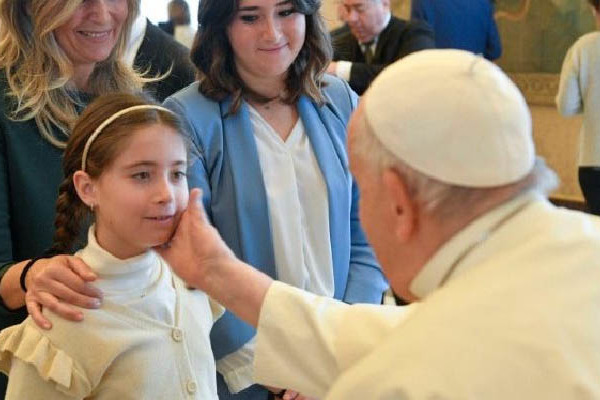 A pápa megerősíti a szülők jogát, hogy gyermekeiket szabadon neveljék