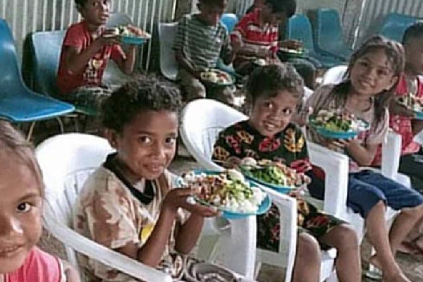 Kelet-Timor – A szaléziak ételt juttatnak a fiataloknak