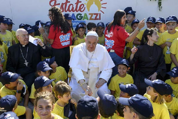 A pápa meglátogatta a Vatikánban táborozó gyerekeket