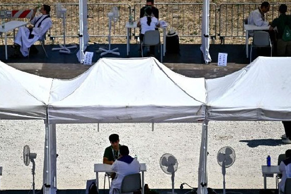 Fiatalok bűnbánati napja a Circus Maximus gyóntatófülkéiben