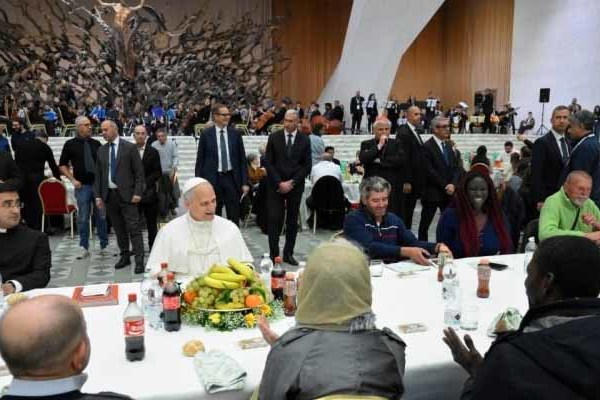 Egy asztalnál a pápával – Szegények ebédje a Vatikánban