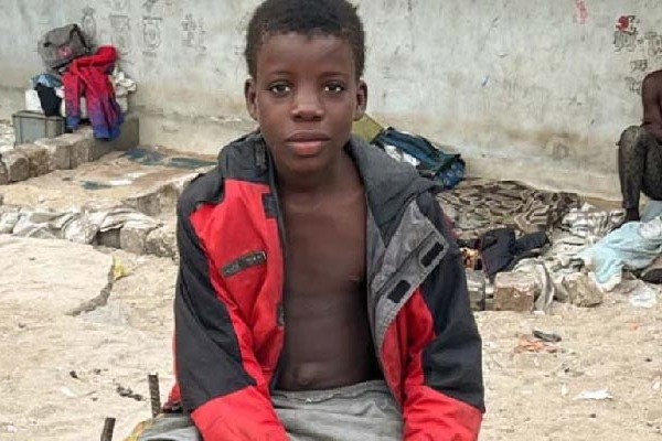 Utcagyerekek: láthatatlan fiúk és lányok, akik esélyt és új életet keresnek