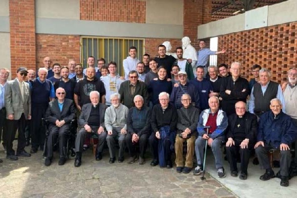 Olaszország – Formáció 75 év felettieknek: gyökerek találkozása új hajtásokkal