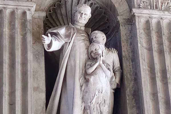 Don Bosco szobra a Szent Péter-bazilikában